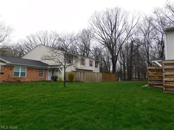 8027 Independence Dr, Mentor, OH 44060