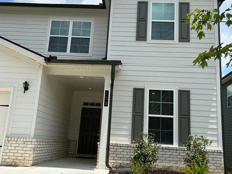 123 Vivian Ln — Photo 3