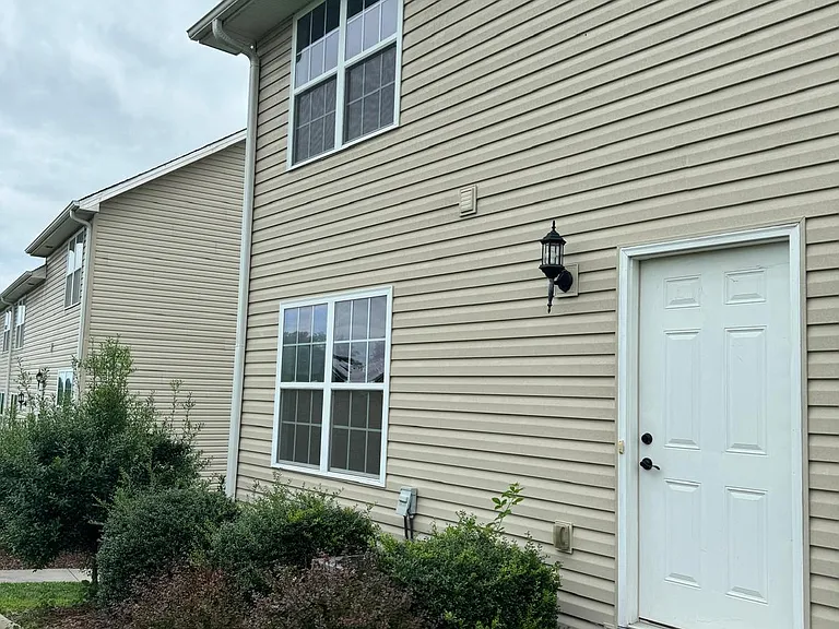 610 Grays Pointe Ct — Photo 2