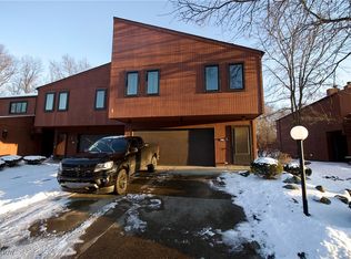 32715 Willowbrook Ln, North Ridgeville, OH 44039
