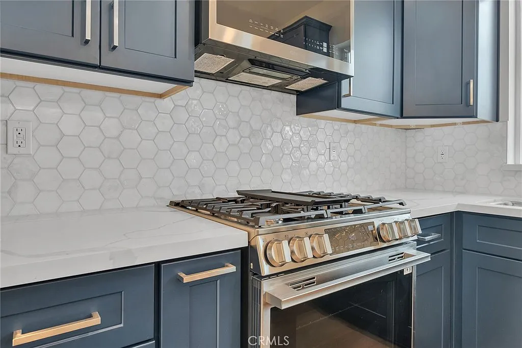 2 bed, 1000 sqft, $3,995 — Photo 2