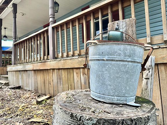 4th image of 560 Pepper St