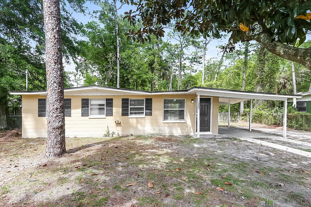 3 bed, 1.5 bath, 888 sqft, $1,385 — Photo 1