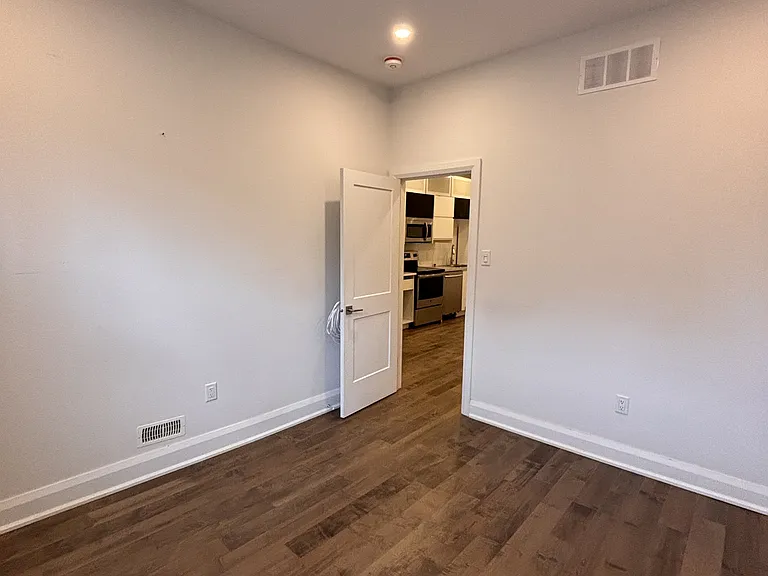 82 Eccles St #2 — Photo 4