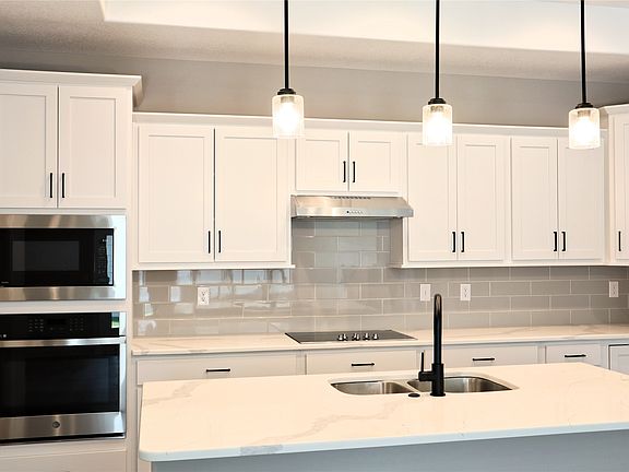 4th image of 1022 NW Creekside Dr