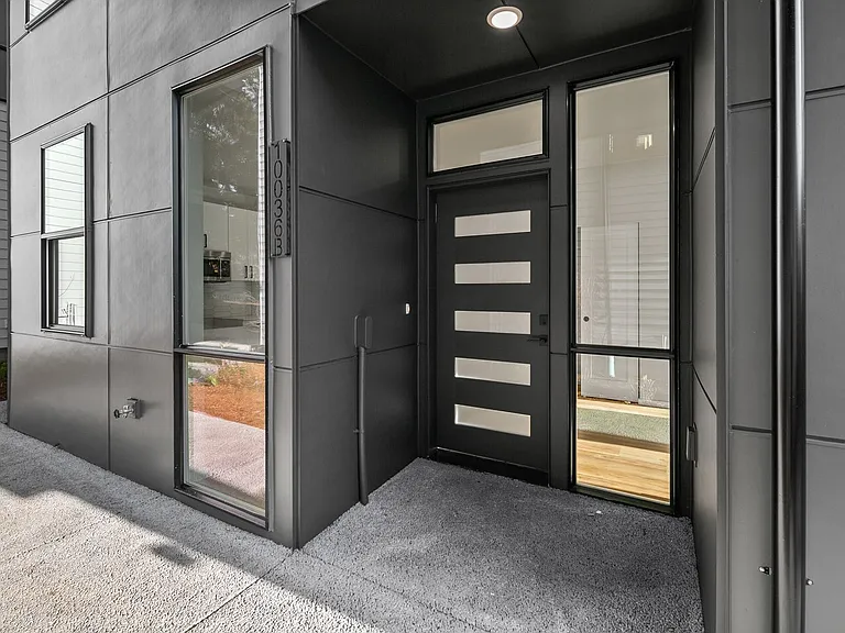 10036B Stone Ave N — Photo 1