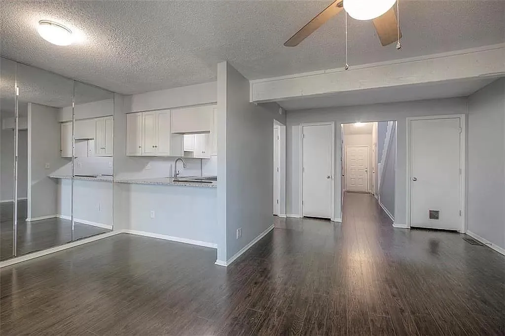 2 bed, 1.5 bath, 1121 sqft, $1,600 — Photo 4