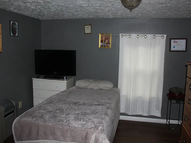 318 E Hazel St — Photo 5