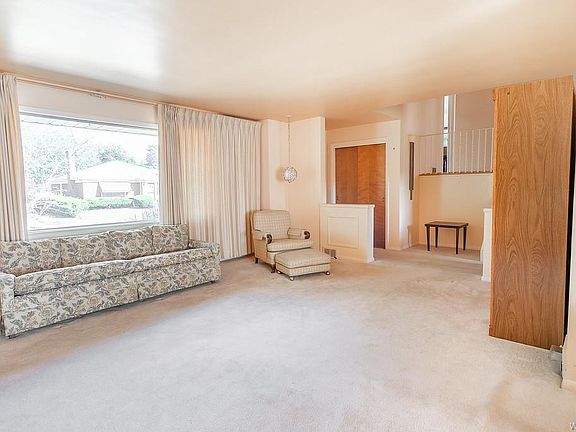 3rd image of 32 Calderwood Dr