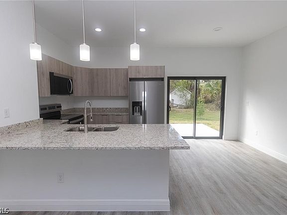 5th image of 1476 Rugby Ln