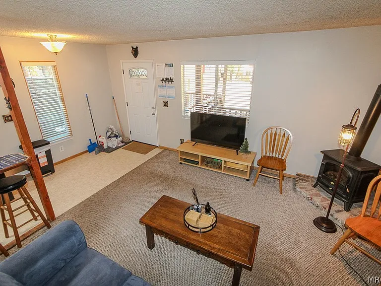 370 Victoria Ln — Photo 6