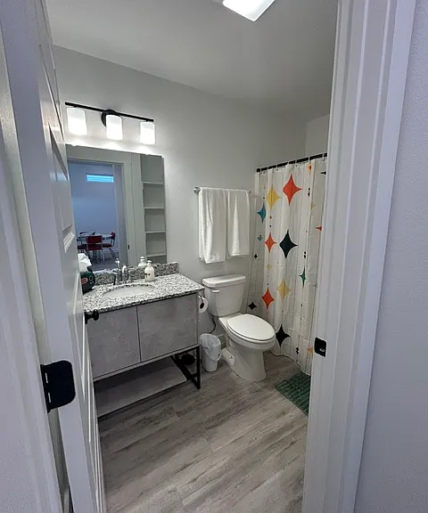 1061 States Ave — Photo 3