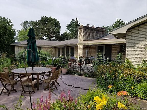 4th image of 19 Middlebury Ln