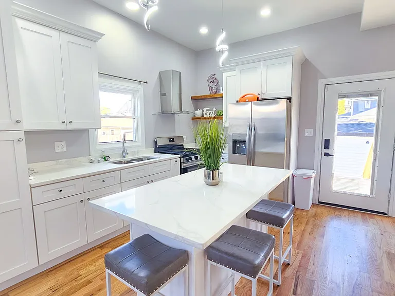 1023 N Central Ave — Photo 2