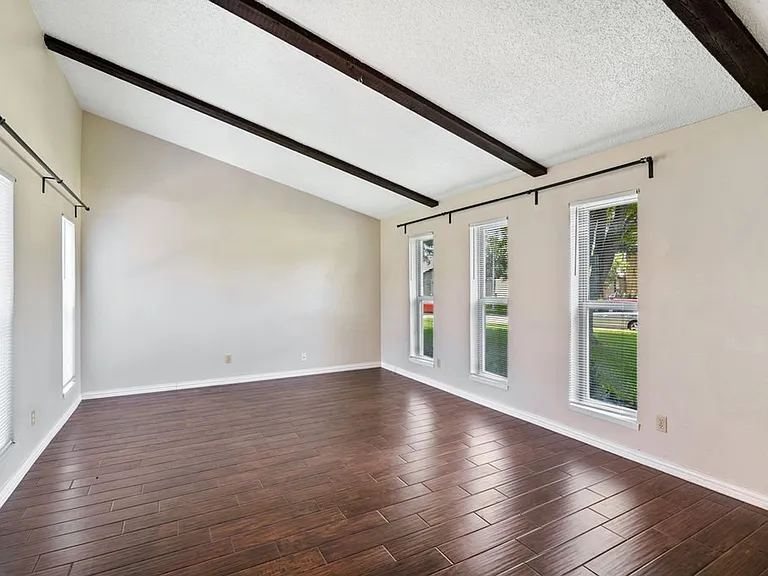 3013 Queens Way — Photo 8