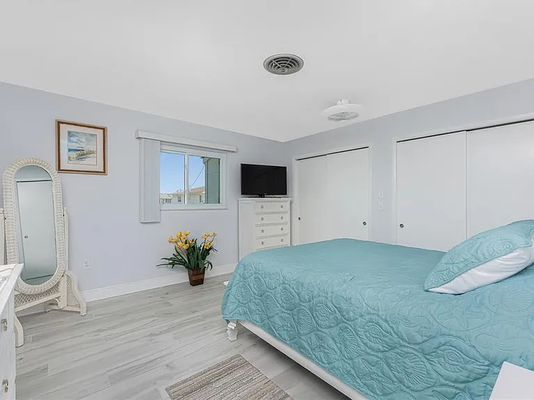 1720 Florence Ave — Photo 30