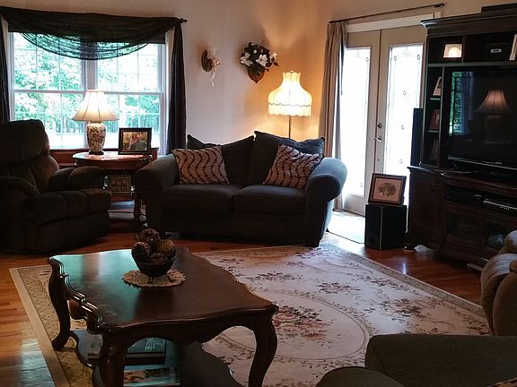 Large Liv Rm w/16 ft ceiling