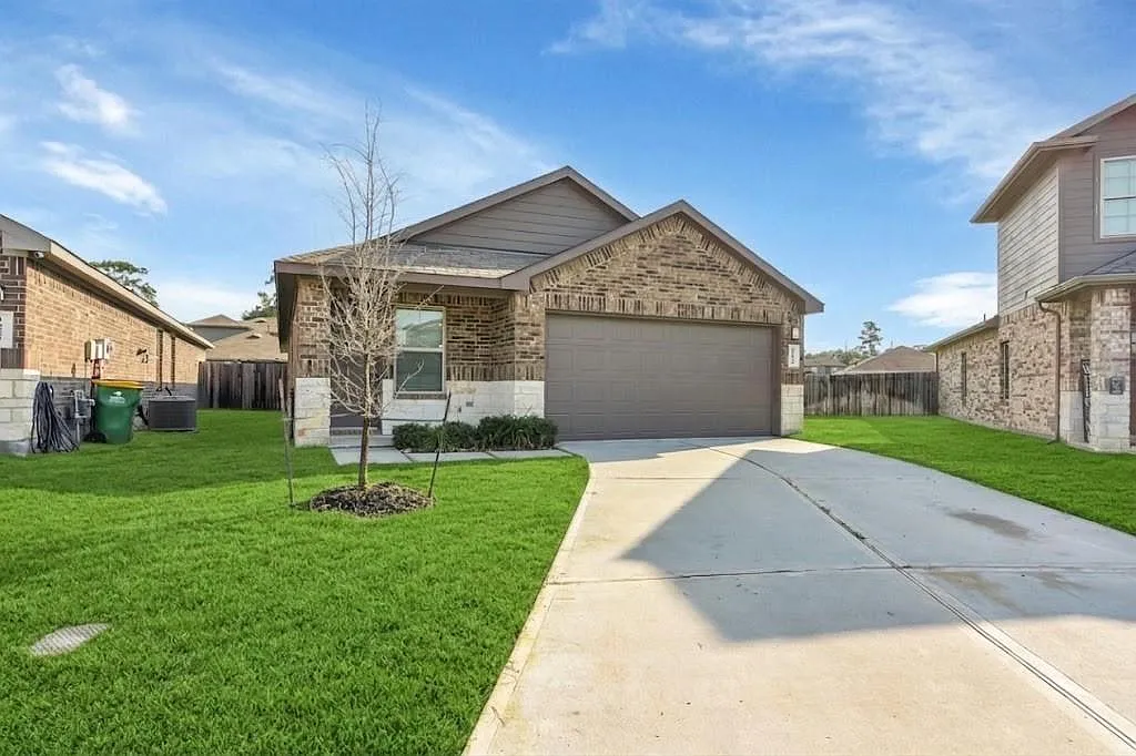3 bed, 2.0 bath, 1556 sqft, $1,695 — Photo 1