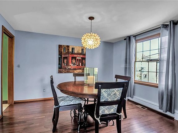 5th image of 210 Smallwood Dr