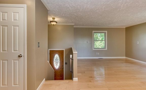 3rd image of 214 Colonial Dr