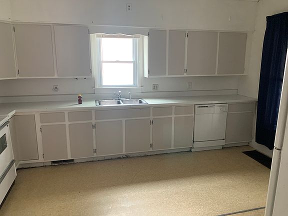 4th image of 326 Leroy Ave