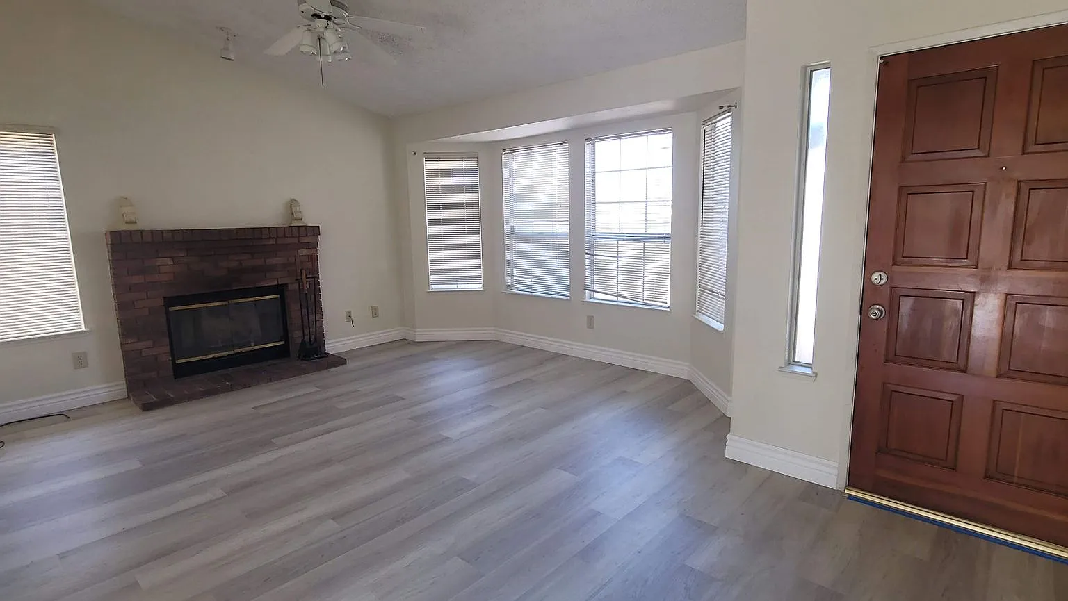 Coming Soon 3 bedrooms 2 bathrooms — Photo 3
