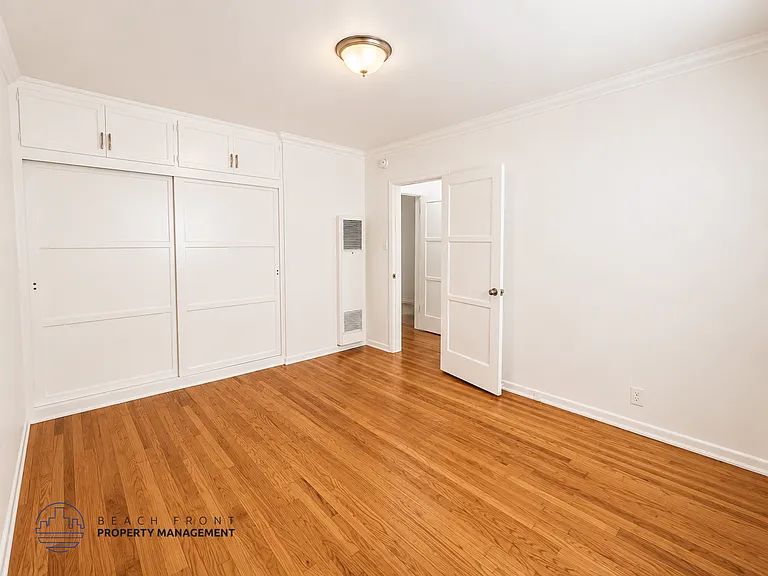 3144-3152 S Barrington Ave — Photo 13