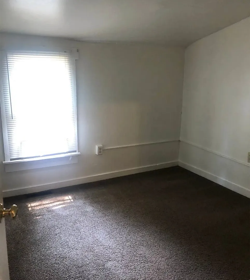 315 W 16th St - 4 Bed/2 Bath - Great Location! — Photo 2