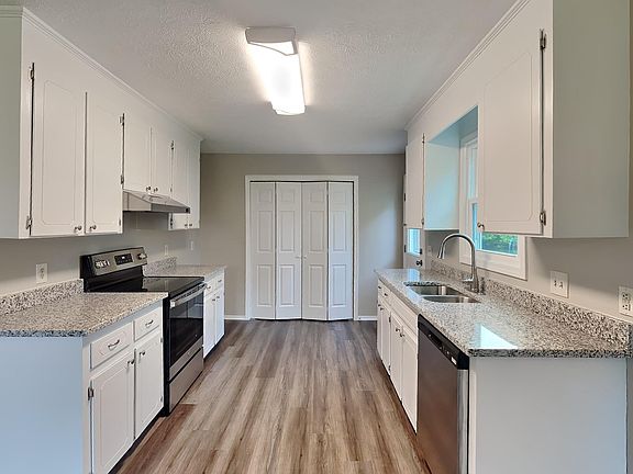3rd image of 502 Berea Forest Cir