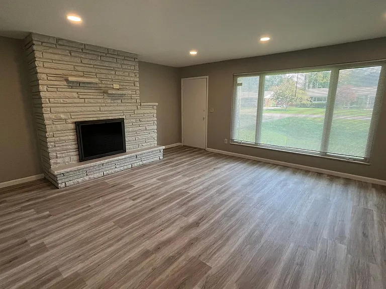 2571 Empire Dr — Photo 2