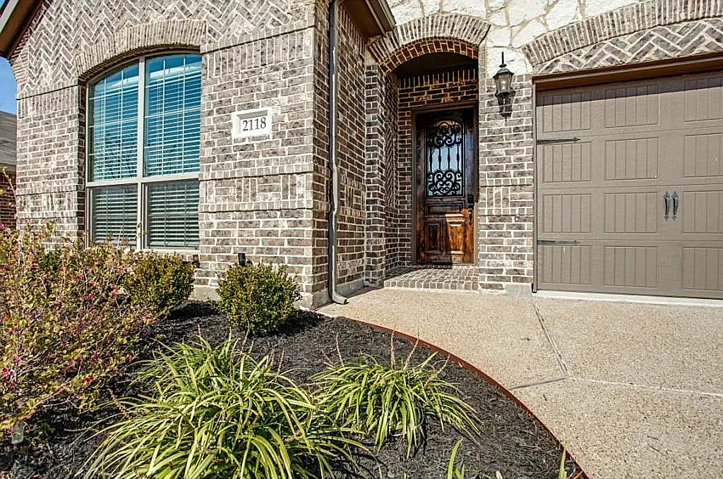 4 bed, 2378 sqft, $2,495 — Photo 1