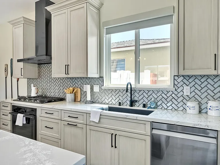 126 Dahlia Ave — Photo 3