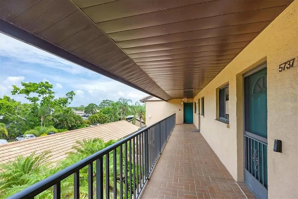 2 bed, 2.0 bath, 1232 sqft, $5,250 — Photo 1