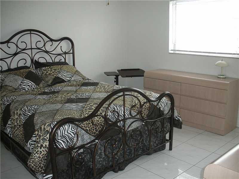 1st image of 160 NE 8th Ave APT 3A