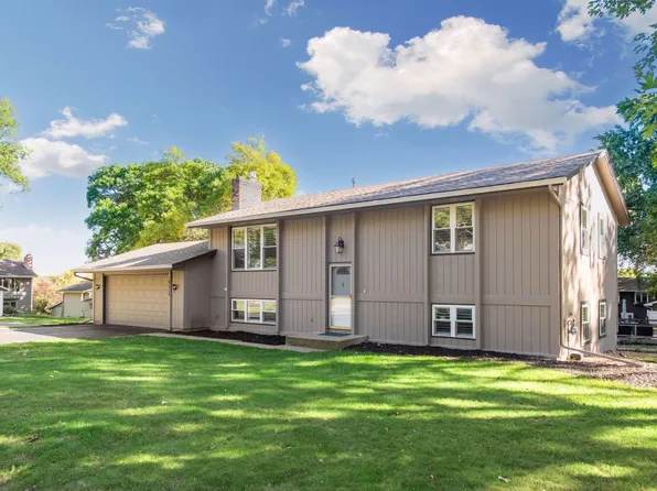 8113 Dakota Ln, Chanhassen, MN 55317