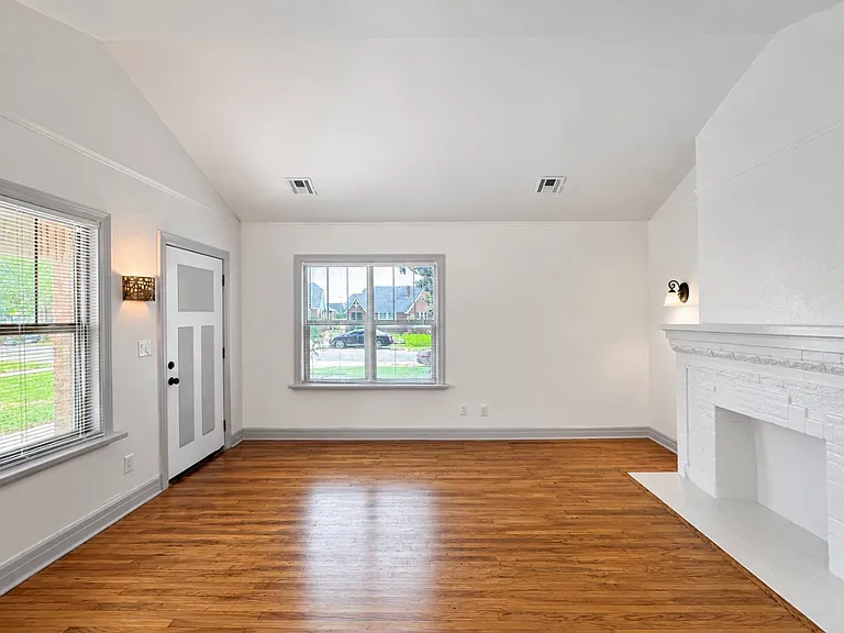 941 East Dr — Photo 2