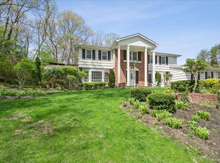 7 Stepping Stone Crescent, Dix Hills, NY 11746