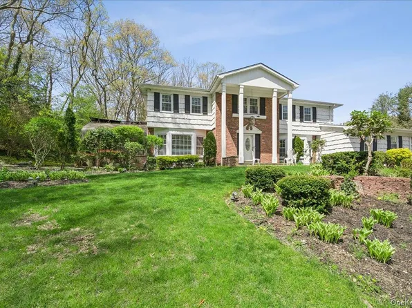 7 Stepping Stone Crescent, Dix Hills, NY 11746