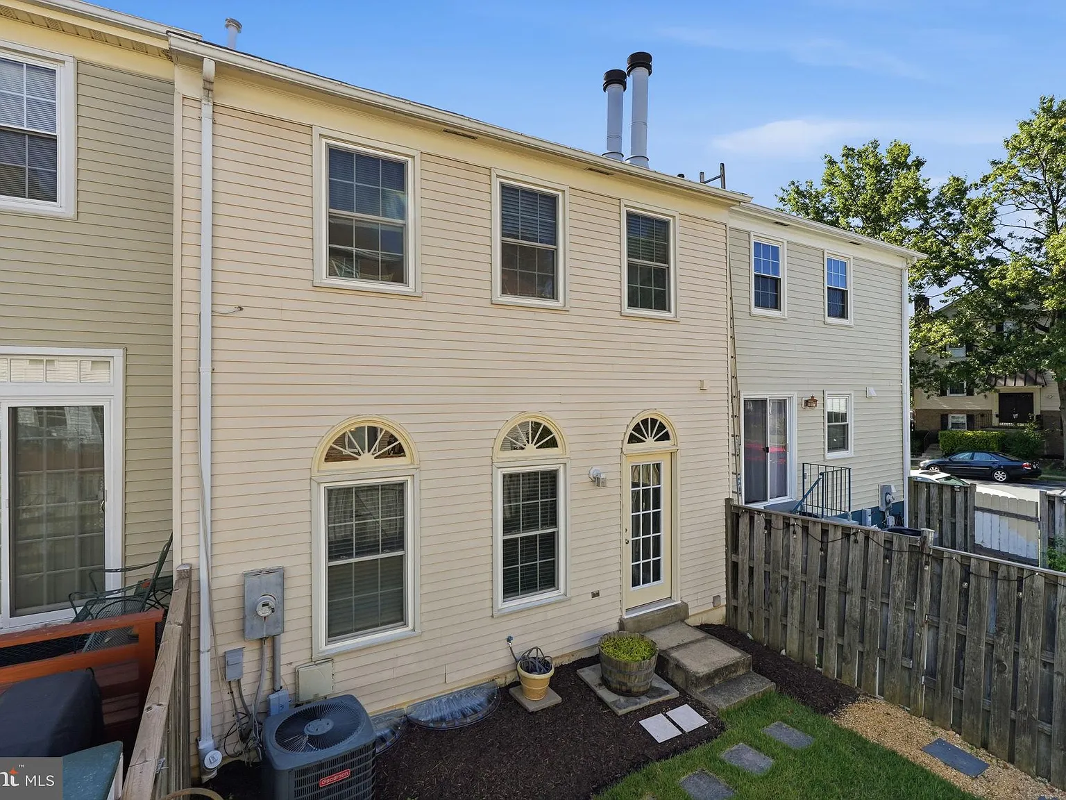 3 bed, 4.0 bath, 2276 sqft, $3,100 — Photo 4