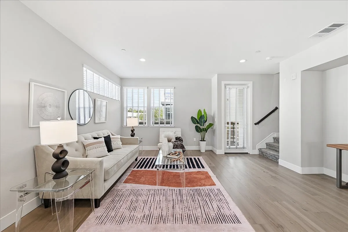 3 bed, 2.5 bath, 1948 sqft, $5,200 — Photo 4