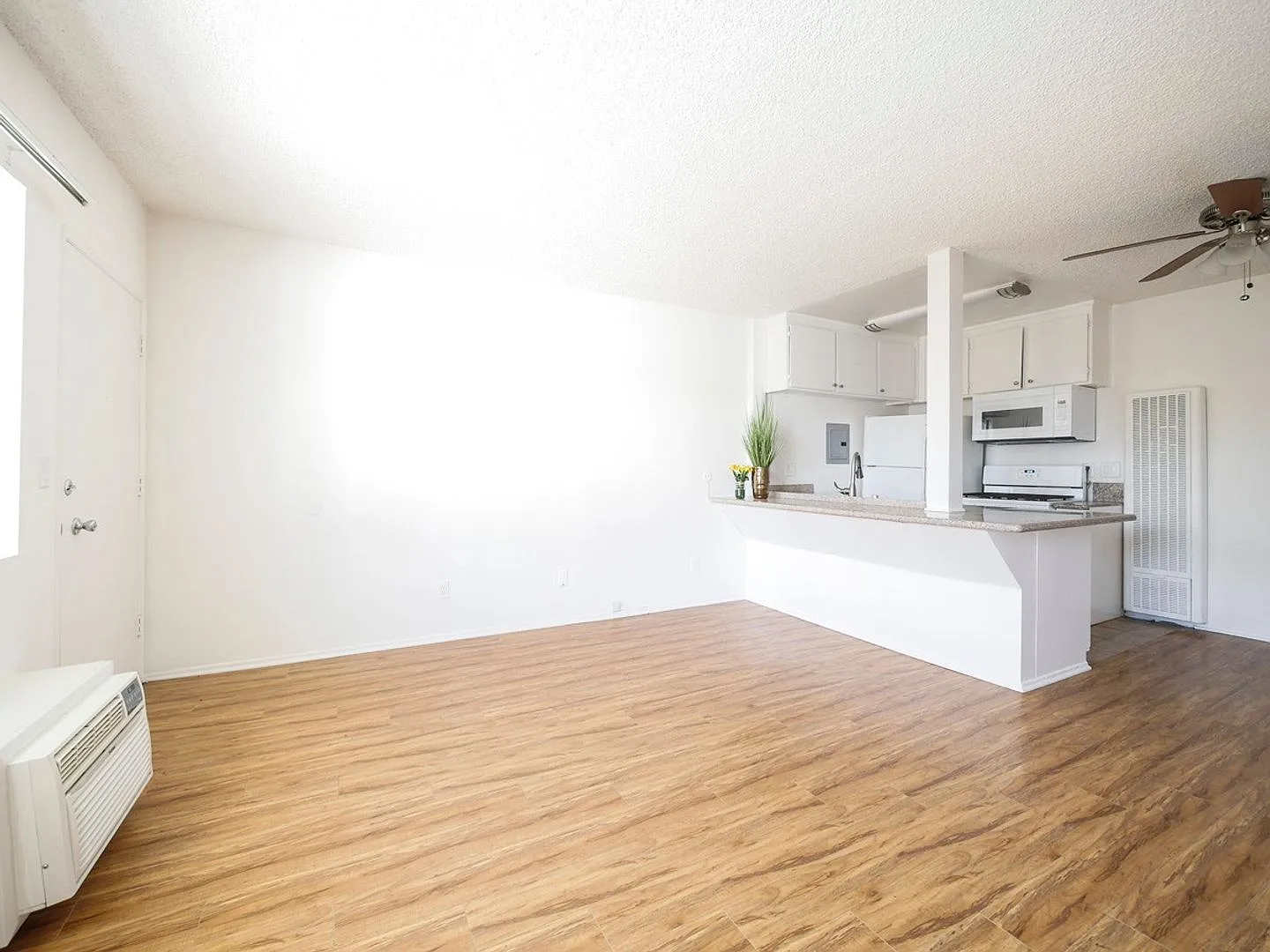 15925 Victory Blvd — Photo 2