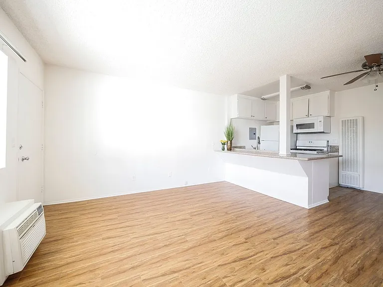 15925 Victory Blvd — Photo 24