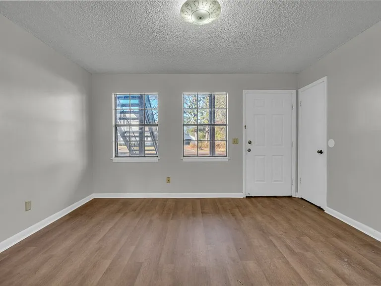 912 E Broad St — Photo 4