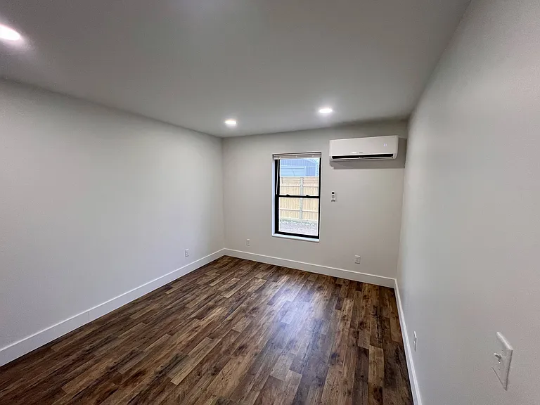 7127 Grand River Ave — Photo 17