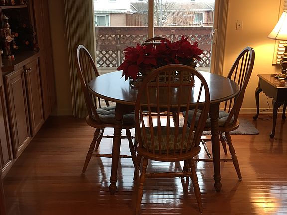 Kitchen eating area