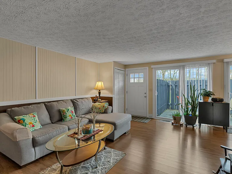 703 Cherry Hollow Rd — Photo 4
