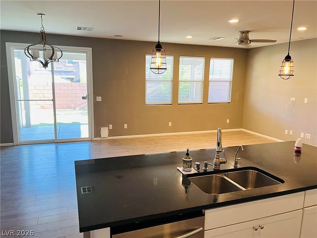 5 bed, 3.0 bath, 2460 sqft, $2,650 — Photo 4