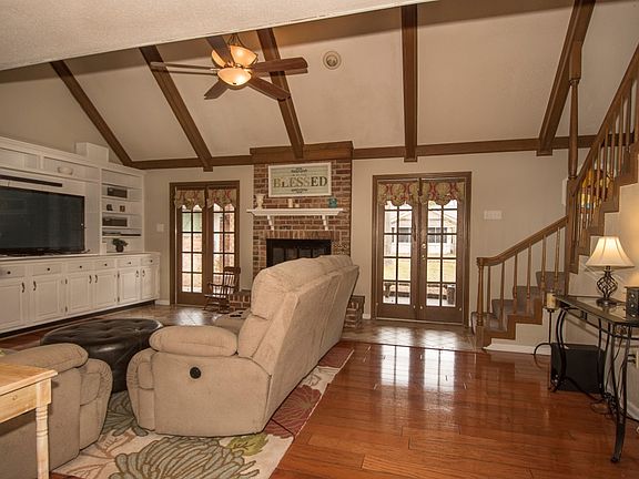 5th image of 411 Robinhood Cir
