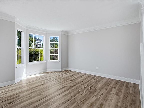4th image of 530 Creekview Blvd