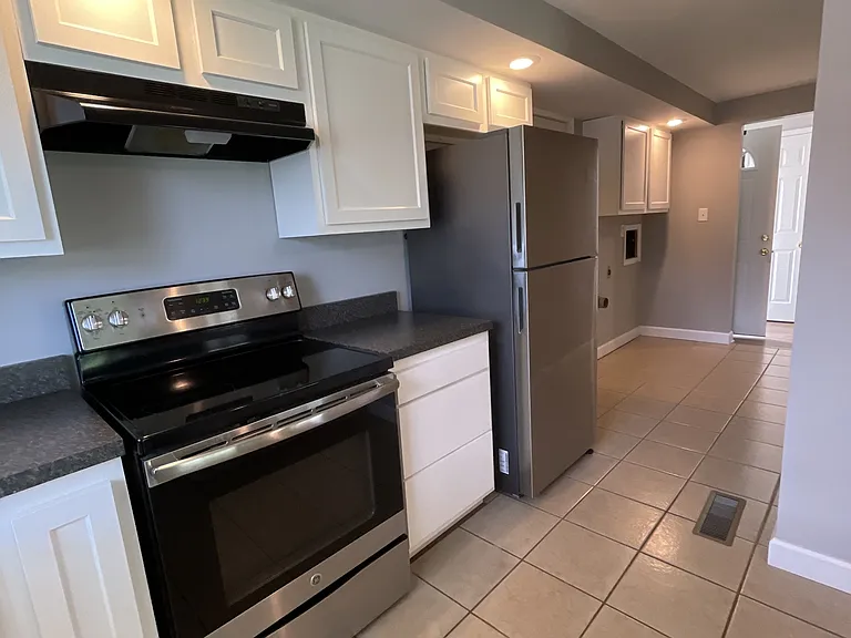 1377 S Maple Ave — Photo 8